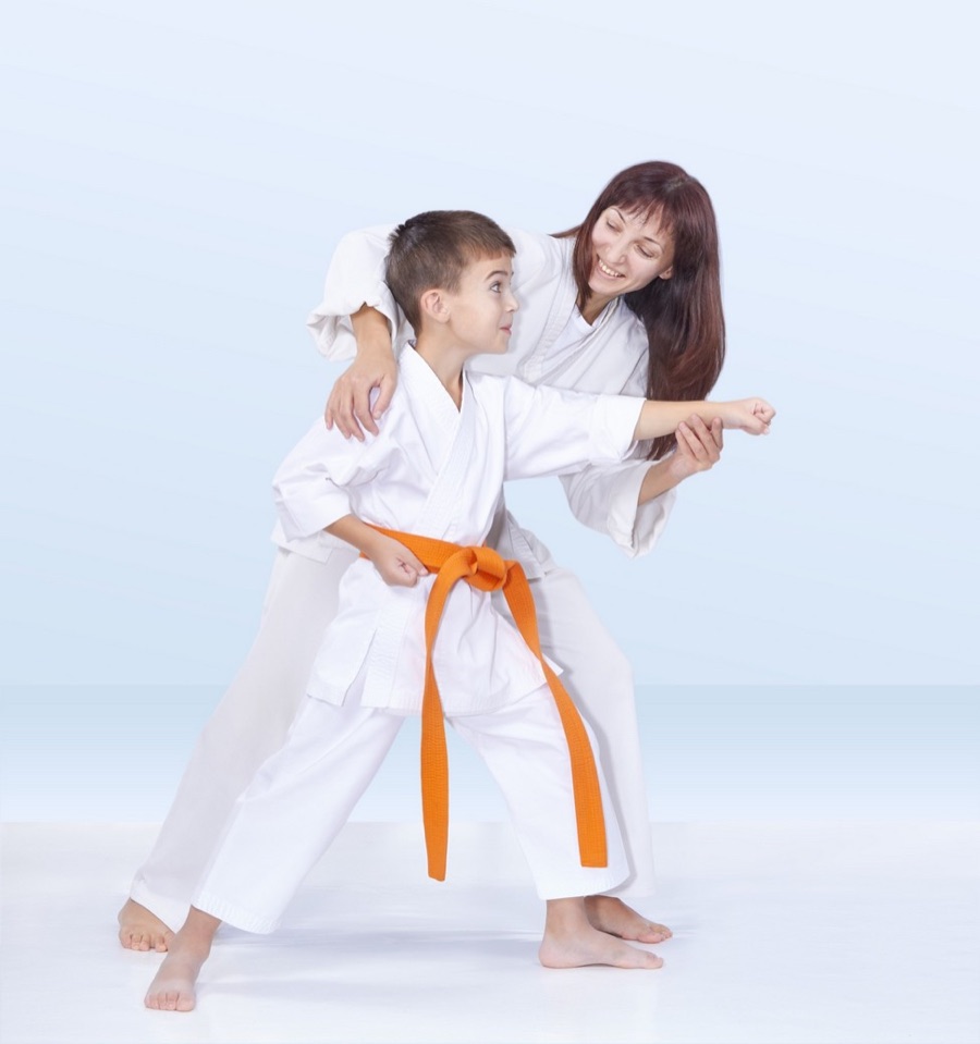 Parent et enfant pratiquant le karaté ensemble
